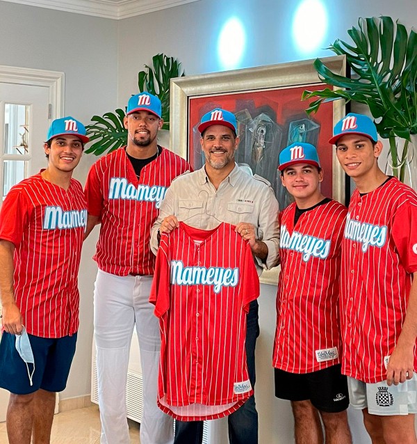 Equipo Los Mameyes de la Liga de Softball MLS recibe uniformes patrocinados por Garrigo Reasesores, SRL